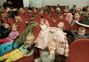 Dzieci czekają na przedstawienie